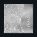 Silver Glitter Glam Bling Personlig Metallic Magnet<br><div class="desc">Anpassa enkelt den här silver-borstat metall och den glamorösa faux glitter-mönstrad magnet med ditt eget namn.</div>
