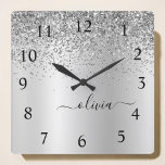Silver Glitter Glam Metall Monogram Namn Fyrkantig Klocka<br><div class="desc">Silver Faux Foil Metallic Gnistra Glitter Brushed Metall Monogram Namn Clock. Det gör perfekten söt 16-årsjubileum,  bröllop,  möhippa,  årsdag,  babydusch eller bachelorette-fest för någon som glam lyxen och chic stilar i kärlek.</div>