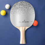 Silver Glitter Glam Metall Monogram Namn Pingisracket<br><div class="desc">Silver Faux Foil Metallic Gnistra Glitter Brushed Metall Monogram Namn Ping Pong Paddle. Det gör perfekten söt 16-årsjubileum,  bröllop,  möhippa,  årsdag,  babydusch eller bachelorette-fest för någon som glam lyxen och chic stilar i kärlek.</div>