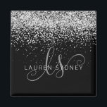 Silver Glitter Glam Monogram Namn Magnet<br><div class="desc">Glam Ro Guld Glitter Elegant Monogram Magnet. Anpassa enkelt chicens magnetdesign i trendig med gnistrande glitter i elegant ro guld mot svart bakgrund. Designen har ditt handskrivna skriptmonogram med söt-snurrar och ditt namn.</div>