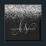 Silver Glitter Glam Monogram Namn Magnet<br><div class="desc">Glam Ro Guld Glitter Elegant Monogram Magnet. Anpassa enkelt chicens magnetdesign i trendig med gnistrande glitter i elegant ro guld mot svart bakgrund. Designen har ditt handskrivna skriptmonogram med söt-snurrar och ditt namn.</div>