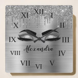 Silver Glitter Gnistra Eyelash Monogram Namn Fyrkantig Klocka<br><div class="desc">Silver Faux Foil Metallic Gnistra Glitter Brushed Metall Monogram Namn och initiala Eyelash (Lash),  Eyelash Extensions och Öga söt väggklocka. Utformningen gör perfekten söt 16-årsjubileum,  bröllop,  möhippa,  årsdag,  babydusch eller bachelorette-festgåva till någon som tittar för ett trendig coola stil.</div>