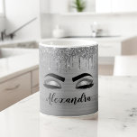 Silver Glitter Gnistra Eyelash Monogram Namn Kaffemugg<br><div class="desc">Silver Faux Foil Metallic Gnistra Glitter Brushed Metall Monogram Namn och initial Eyelash (Lash),  Eyelash Extensions och Ögon Coffee Kopp eller Mugg. Utformningen gör perfekten söt 16-årsjubileum,  bröllop,  möhippa,  årsdag,  babydusch eller bachelorette-festgåva till någon som tittar för ett trendig coola stil.</div>