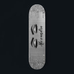 Silver Glitter Gnistra Eyelash Monogram Namn Mini Skateboard Bräda 18,5 Cm<br><div class="desc">Silver Faux Foil Metallic Gnistra Glitter Brushed Metall Monogram Namn och initial Eyelash (Lash),  Eyelash Extensions och Ögon Skateboard. Det gör perfekten söt 16-årsjubileum,  bröllop,  möhippa,  årsdag,  babydusch eller bachelorette-festgåva till någon som dekorerar hennes rum i trendiget coola stil.</div>