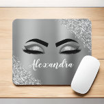 Silver Glitter Gnistra Eyelash Monogram Namn Musmatta<br><div class="desc">Silver Faux Foil Metallic Gnistra Glitter Brushed Metall Monogram Namn och initial Eyelash (Lash),  Eyelash Extensions och Ögon Computer Mousepad (musknapp). Utformningen gör perfekten söt 16-årsjubileum,  bröllop,  möhippa,  årsdag,  babydusch eller bachelorette-festgåva till någon som tittar för ett trendig coola stil.</div>