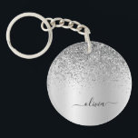 Silver Glitter Gnistra Glam Metall Monogram Namn<br><div class="desc">Nyckelkedjan Silver Faux Foil Metallic Gnistra Glitter Brushed Metall Monogram Namn. Det gör perfekten söt 16-årsjubileum,  bröllop,  möhippa,  årsdag,  babydusch eller bachelorette-fest för någon som glam lyxen och chic stilar i kärlek.</div>