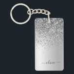 Silver Glitter Gnistra Glam Metall Monogram Namn Nyckelring<br><div class="desc">Nyckelkedjan Silver Faux Foil Metallic Gnistra Glitter Brushed Metall Monogram Namn. Det gör perfekten söt 16-årsjubileum,  bröllop,  möhippa,  årsdag,  babydusch eller bachelorette-fest för någon som glam lyxen och chic stilar i kärlek.</div>