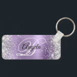 Silver Glitter Light Lila Foil Finare Monogram Nyckelring<br><div class="desc">Elegant silver glitter med gnistor mot en faux klassisk ljusbild i lila med borstad bild av metall. Det går att anpassa kalligrafimonogrammet för svart och vitt finare i mitten. All sparsam och glansig inslag i denna moderna gigantiska design är digital grafik. Monogrammed värdefull nyckelring party favors för hennes speciella födelsedag....</div>
