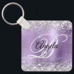 Silver Glitter Light Lila Foil Finare Monogram Nyckelring<br><div class="desc">Elegant silver glitter med gnistor mot en faux klassisk ljusbild i lila med borstad bild av metall. Det går att anpassa kalligrafimonogrammet för svart och vitt finare i mitten. All sparsam och glansig inslag i denna moderna gigantiska design är digital grafik. Monogrammed värdefull nyckelring party favors för hennes speciella födelsedag....</div>