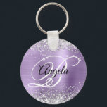 Silver Glitter Light Lila Foil Finare Monogram Nyckelring<br><div class="desc">Elegant silver glitter med gnistor mot en faux klassisk ljusbild i lila med borstad bild av metall. Det går att anpassa kalligrafimonogrammet för svart och vitt finare i mitten. All sparsam och glansig inslag i denna moderna gigantiska design är digital grafik. Monogrammed värdefull cirkel formar nyckelring party favors för hennes...</div>