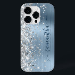 Silver Glitter Ljus Blå Glam Girlly Signatur<br><div class="desc">Girly falskt gnistrande roséguld-glitter höjdpunkter på vänster kant över en falsk ljus och blekblå borstad metall ombre-folie.
Den moderna girlly-signaturen har en elegant kalligrafiskrift med dekorativa svansar. 
Anpassa teckensnittsstilarna för att skapa din egen telefonutrustning för henne.</div>
