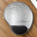 Silver Glitter Metall Monogram Glam Namn Gel Musmatta<br><div class="desc">Silver Faux Foil Metallic Gnistra Glitter Brushed Metall Monogram Namn Mousepad (Mouse Pad). Det gör perfekten söt 16-årsjubileum,  bröllop,  möhippa,  årsdag,  babydusch eller bachelorette-fest för någon som glam lyxen och chic stilar i kärlek.</div>