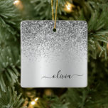 Silver Glitter Metall Monogram Glam Namn Julgransprydnad Keramik<br><div class="desc">Silver Faux Foil Metallic Gnistra Glitter Brushed Metall Monogram Namn och Initial jul Ornament. Det gör perfekten söt 16-årsjubileum,  bröllop,  möhippa,  årsdag,  babydusch eller bachelorette-fest för någon som glam lyxen och chic stilar i kärlek.</div>