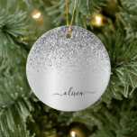 Silver Glitter Metall Monogram Glam Namn Julgransprydnad Keramik<br><div class="desc">Silver Faux Foil Metallic Gnistra Glitter Brushed Metall Monogram Namn och Initial jul Ornament. Det gör perfekten söt 16-årsjubileum,  bröllop,  möhippa,  årsdag,  babydusch eller bachelorette-fest för någon som glam lyxen och chic stilar i kärlek.</div>