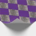 Silver Glitter Metallisk Lila Abstrakt Chic Presentpapper<br><div class="desc">Underbar djup lila bakgrund med silver glitter diamantformer gör detta abstrakta mönster till en fantastisk design för alla tillfällen.</div>