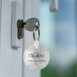 Silver glitter-miniatyrdiagram namn nyckelring<br><div class="desc">En faux silver tittar bakgrund som dekorerats med faux silver glitter,  gnistor. Anpassa och lägg till ditt monogram initialer,  först namn och fullt.</div>