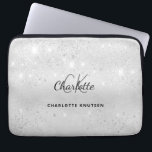 Silver glitter monogrammat laptop fodral<br><div class="desc">En klassisk faux-tittar-bakgrund i silver. Dekorerad med faux glitter damm. Anpassa och lägg till ditt namn,  monogram initialer och fullt namn.</div>