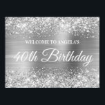 Silver Glitter och Foil 40th Birthday Välkommen Poster<br><div class="desc">Skapa din egen 40-årsdag... välkomstskylt från party firande 24x18 poster för din vän. Jag har några andra födelsedagar för milstolpe, men kan besvara skaparförfrågningar här i systemet. Bakgrunden är en faux sparkly silver glitter med ett grått-borstat metall-folie för digital konst. All gnistra, glitter och metallisk film skapas med digitalgrafik som...</div>