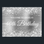 Silver Glitter och Foil 40th Birthday Välkommen Poster<br><div class="desc">Skapa din egen 40-årsdag... välkomstskylt från party firande 24x18 poster för din vän. Jag har några andra födelsedagar för milstolpe, men kan besvara skaparförfrågningar här i systemet. Bakgrunden är en faux sparkly silver glitter med ett grått-borstat metall-folie för digital konst. All gnistra, glitter och metallisk film skapas med digitalgrafik som...</div>