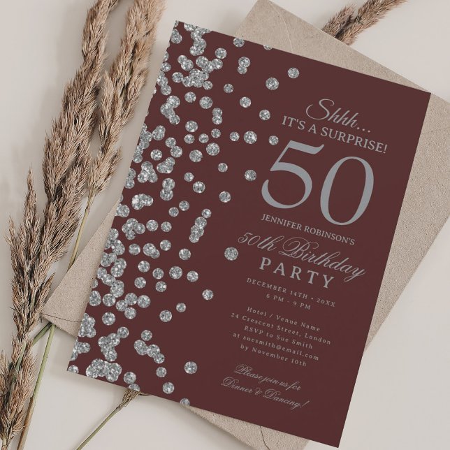 Silver Glitter Överraskning 50-årsdag Burgundy Inbjudningar (Silver Glitter Surprise 50th Birthday Burgundy Invitation)