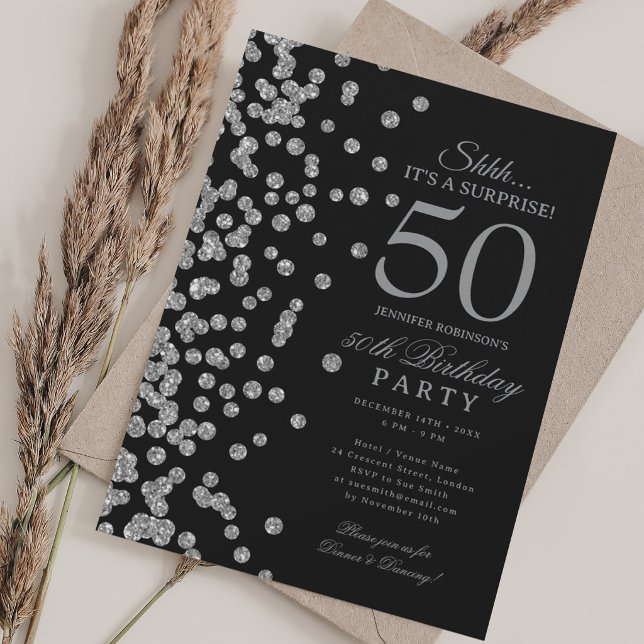 Silver Glitter Överraskning 50-årsdag Svart Inbjudningar (Silver Glitter Surprise 50th Birthday Black Invitation)