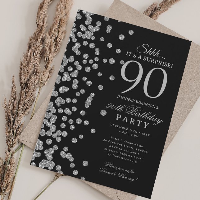 Silver Glitter Överraskning 90-årsdag Svart Inbjudningar (Silver Glitter Surprise 90th Birthday Black Invitation)