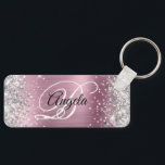Silver Glitter Rosa Foil Finare Monogram Nyckelring<br><div class="desc">Elegant silver glitter med gnistor mot en faux klassisk bild med ljus rosa borstad metall-folie. Det går att anpassa kalligrafimonogrammet för svart och vitt finare i mitten. All sparsam och glansig inslag i denna moderna gigantiska design är digital grafik. Monogrammed värdefull nyckelring party favors för hennes speciella födelsedag. En trevlig...</div>