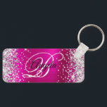 Silver Glitter Shock rosa Foil Finare Monogram Nyckelring<br><div class="desc">Elegant silver glitter med gnistor mot en faux klassisk magenta med plagg med shock rosa som borstat metall. Det går att anpassa kalligrafimonogrammet för svart och vitt finare i mitten. All sparsam och glansig inslag i denna moderna gigantiska design är digital grafik. Monogrammed värdefull nyckelring party favors för hennes speciella...</div>