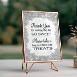 Silver Gnistra Candy Buffet Möhippa Sign Fototryck<br><div class="desc">Det här silver-märket med sparkade godisbufféer är perfektens komplimang till godiset pub vid din bröllop,  födelsedag,  möhippa eller barndusch. Den har en bakgrund i gnistran silver med en ram-nedskärning med frasen "Tack för att du skapar den här dagen så söt,  ta en påse och fyll den med slitningar".</div>