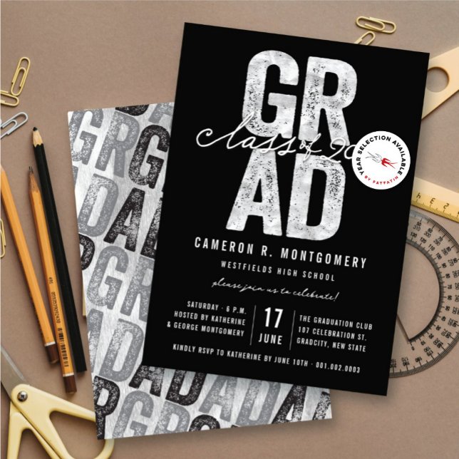 Silver GRAD Klass 2026 Stilstig Examenfest Inbjudningar (Silver & Black Bold GRAD Class of 2025 Stylish Graduation Party Invite @ zazzle.com/color_therapy)