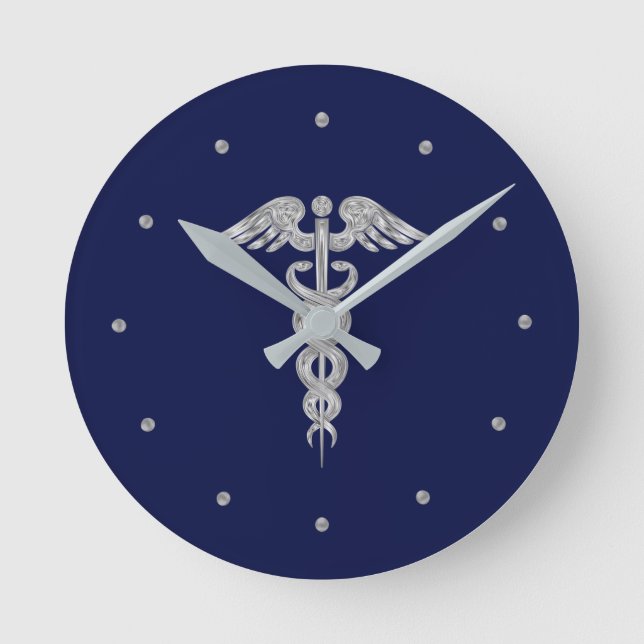 Silver Grått Caduceus on Navy Blue Round Clock Rund Klocka (Framsida)