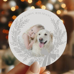 Silver Grått-julfransens andningsfoto Runt Klistermärke<br><div class="desc">Helgdag fotodekal med en enkel julkrans. Om du vill ha en mer avancerad anpassning av den här designen klickar du på knappen DESIGN VERKTYG ovan!</div>