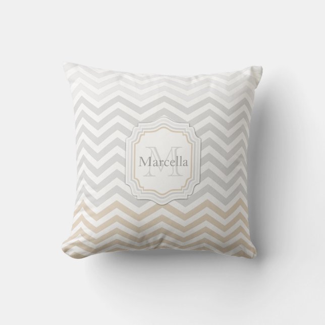 Silver Gray Gold Chevron Monogram Throw Pillow Kudde (Framsida)