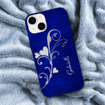 Silver Heart Swirl Gnistra på Blue<br><div class="desc">Här är ett söt telefonfodral med en fantastisk silver-hjärtsnurrande design mot en övertonad ljusblå royal-bakgrund. Lägg till namn i matchande silver på högerna,  och du har en elegant fodral,  särskilt för henne. Vackert,  och väldigt klokt!</div>