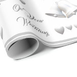 Silver Hearts & Klockor Bröllop Wrapping Papper Presentpapper<br><div class="desc">Den fantastiska pappra utformningen av Silver Hearts & Klockor Bröllop präglas av silver bröllop klockor och rosett band,  med silver hjärtan nedgraderad mot en vit bakgrund. Anpassadet står "På Bröllop" och visas i ett teckensnitt för elegant silver. Ett silver och vitt foder finns i kant.</div>