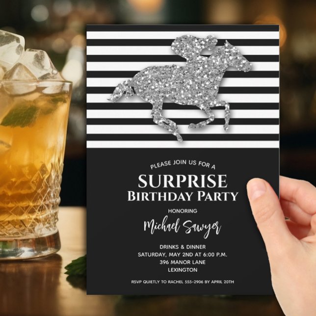 Silver Horse Black White Rand Birthday Inbjudningar (Silver faux glitter racehorse on black and white stripes surprise birthday invitations)