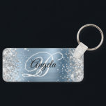 Silver Light Blue Foil Finare Monogram Nyckelring<br><div class="desc">Elegant silver glitter med gnistor mot en faux klassisk ljusblå fläckbild i metall. Det går att anpassa kalligrafimonogrammet för svart och vitt finare i mitten. All sparsam och glansig inslag i denna moderna gigantiska design är digital grafik. Monogrammed värdefull nyckelring party favors för hennes speciella födelsedag. En trevlig storlek för...</div>