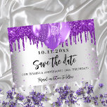 Silver lila-ballonger glitter födelsedagsfesten spara datumet<br><div class="desc">Ett giftigt och trendig Spara datum för en 18:e (eller någon annan ålder) födelsedagsfest. En faux silver tittar bakgrund som dekorerats med lila faux glitter och ballonger. Anpassa och lägg till datum och namn/ålder. Texten: Spara datumet skrivs med ett stort trendig-handskript i stil.</div>