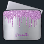 Silver lila glitter drop namn giglij laptop fodral<br><div class="desc">En elegant,  gigantisk och glam-ipad-fodral. Lila faux glitter drop,  målardropp. Chic Faux silver metallisk tittar bakgrund. Skriv in ditt namn med ett modernt handskript i stil. Lila färgad brev.</div>