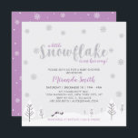 Silver & Lila Winter Wonderland Girl Baby Shower Inbjudningar<br><div class="desc">Fira en speciell dag för din kära med den här söta vinterfantasinbjudan! Den här utformningen har en söt formulering "En liten snöflake är på väg" i silver glitter snöflingor. Inbjudan till perfekt för temavusdusch eller baby sprinkle.</div>
