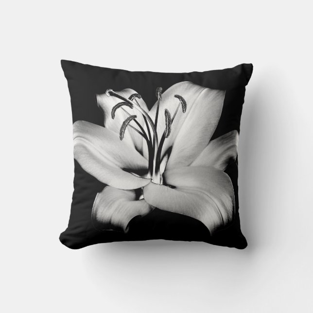 Silver Lily: Monochrome Blommigt Elegance. Kudde (Framsida)