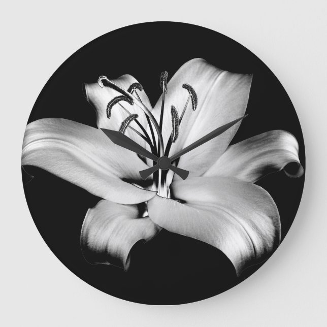 Silver Lily: Monochrome Blommigt Elegance. Stor Klocka (Framsida)