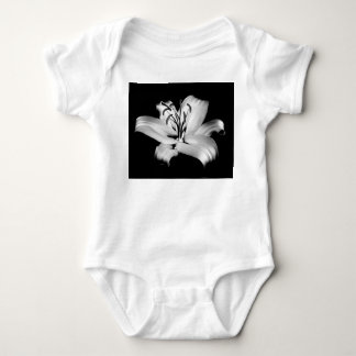 Silver Lily: Monochrome Blommigt Elegance. T Shirt