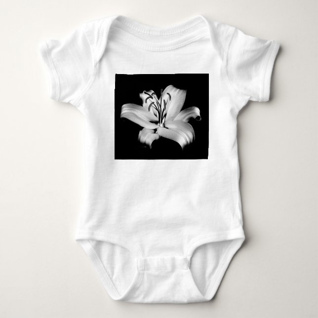 Silver Lily: Monochrome Blommigt Elegance. T Shirt (Framsida)