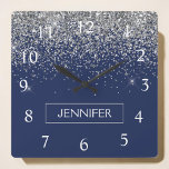 Silver marinblå Glitter Girly Monogram Namn Fyrkantig Klocka<br><div class="desc">Monogram Namn Clock för silver och marinblått Gnistra Glitter. Det gör perfekten söt 16-årsjubileum,  bröllop,  möhippa,  årsdag,  babydusch eller bachelorette-fest för någon som glam lyxen och chic stilar i kärlek.</div>