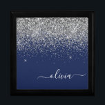 Silver marinblå Glitter Girly Monogram Namn Minnesask<br><div class="desc">Glitter vid marinblått och Silver-Gnistran skriver Monogram Namn judisk Keepsakbox. Det gör perfekt studenten,  födelsedag,  bröllop,  möhippa,  årsdag,  babydusch eller bachelorette-fest till någon som glam lyx och chic stilar.</div>