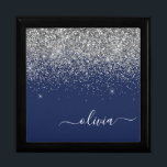 Silver marinblå Glitter Girly Monogram Namn Minnesask<br><div class="desc">Glitter vid marinblått och Silver-Gnistran skriver Monogram Namn judisk Keepsakbox. Det gör perfekt studenten,  födelsedag,  bröllop,  möhippa,  årsdag,  babydusch eller bachelorette-fest till någon som glam lyx och chic stilar.</div>