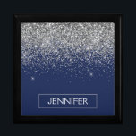 Silver marinblå Glitter Girly Monogram Namn Minnesask<br><div class="desc">Bottenblått och Silver Gnistra Glitter Monogram Namn judisk nyckelruta för marin . Det gör perfekt studenten,  födelsedag,  bröllop,  möhippa,  årsdag,  babydusch eller bachelorette-fest till någon som glam lyx och chic stilar.</div>