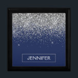 Silver marinblå Glitter Girly Monogram Namn Minnesask<br><div class="desc">Bottenblått och Silver Gnistra Glitter Monogram Namn judisk nyckelruta för marin . Det gör perfekt studenten,  födelsedag,  bröllop,  möhippa,  årsdag,  babydusch eller bachelorette-fest till någon som glam lyx och chic stilar.</div>