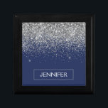 Silver marinblå Glitter Girly Monogram Namn Minnesask<br><div class="desc">Bottenblått och Silver Gnistra Glitter Monogram Namn judisk nyckelruta för marin . Det gör perfekt studenten,  födelsedag,  bröllop,  möhippa,  årsdag,  babydusch eller bachelorette-fest till någon som glam lyx och chic stilar.</div>